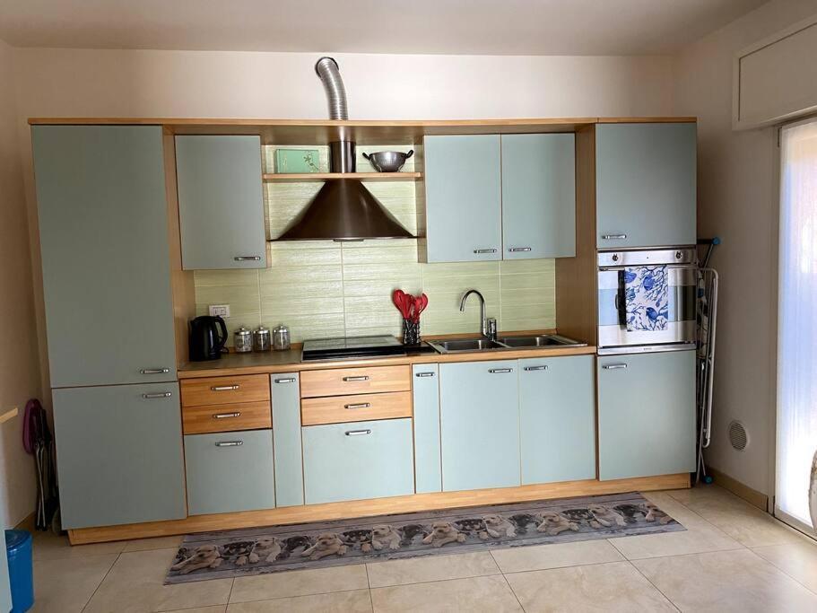 Casa Vacanza Veronica Con Giardino 베르바니아 외부 사진