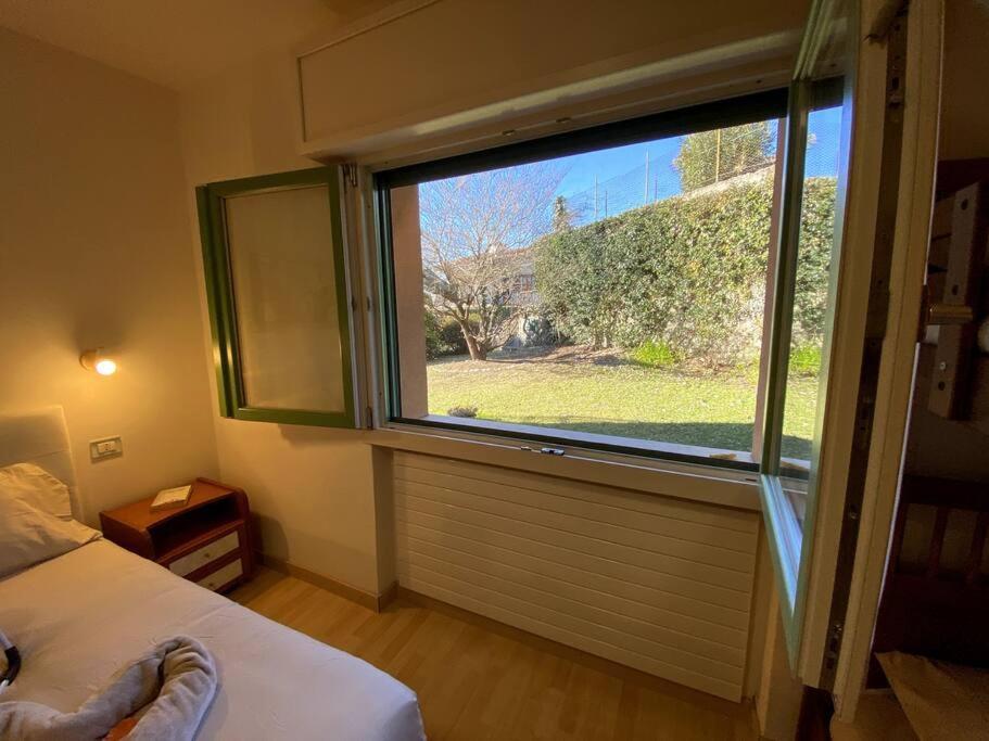 Casa Vacanza Veronica Con Giardino 베르바니아 외부 사진